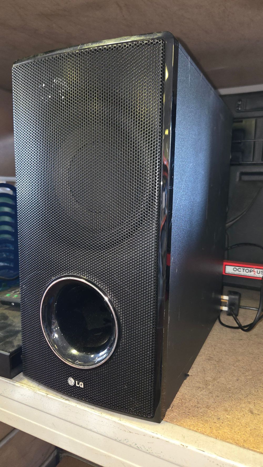 Lot 198 – LG Wireless Active Subwoofer powers on