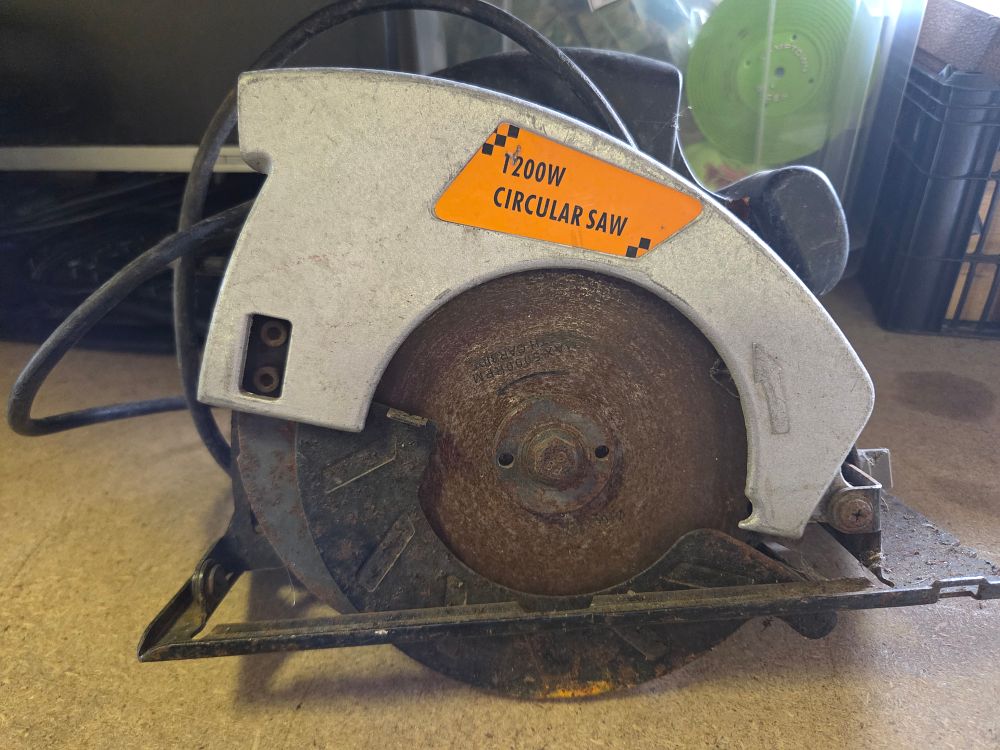 Lot 204 – 1200W Corded Electric Circular Saw powers on