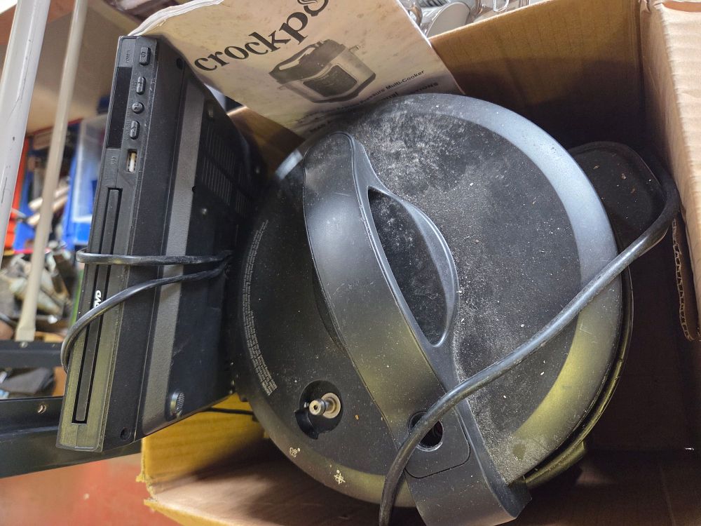 Lot 207 – Crock-Pot Multi-Cooker working order and DVD Player spares or repairs