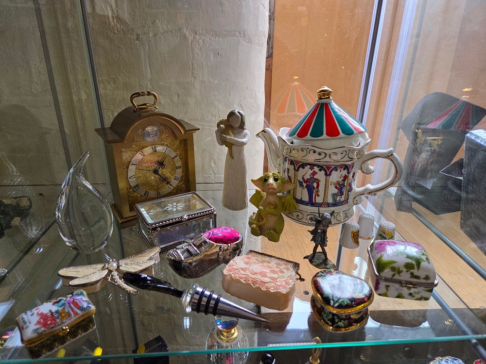 Lot 605 – A Selection of Miscellaneous Decorative Collectables and Curiosities Including a Swiza Mantel Clock