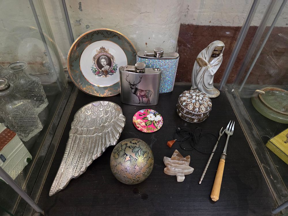 Lot 607 – A Selection of Miscellaneous Decorative Items and Collectables Including a Queen Elizabeth II Silver Jubilee Plate