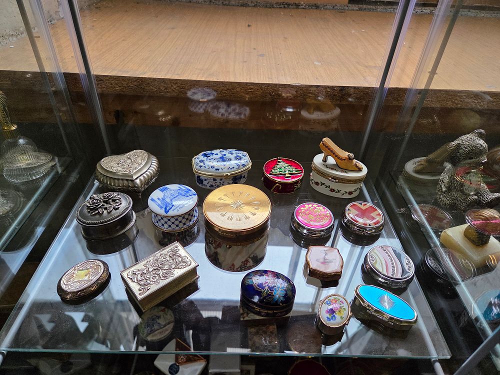 Lot 609 – A Selection of Decorative Trinket Pill and Compact Boxes Including Liverpool Commemorative Porcelain