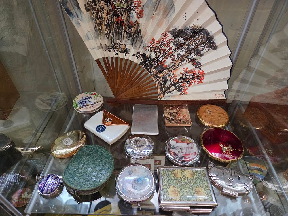 Lot 610 – A Collection of Vintage Vanity Compacts and Decorative Items Including Swarovski