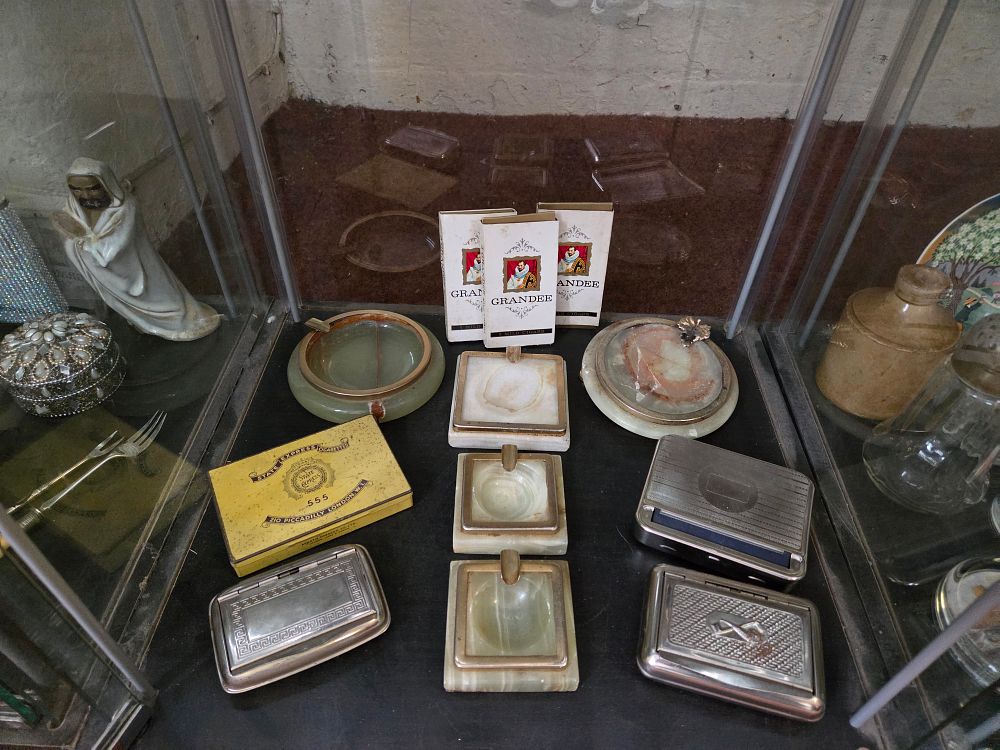 Lot 611 – A Selection of Tobacciana and Decorative Items Including State Express 555 and Grandee