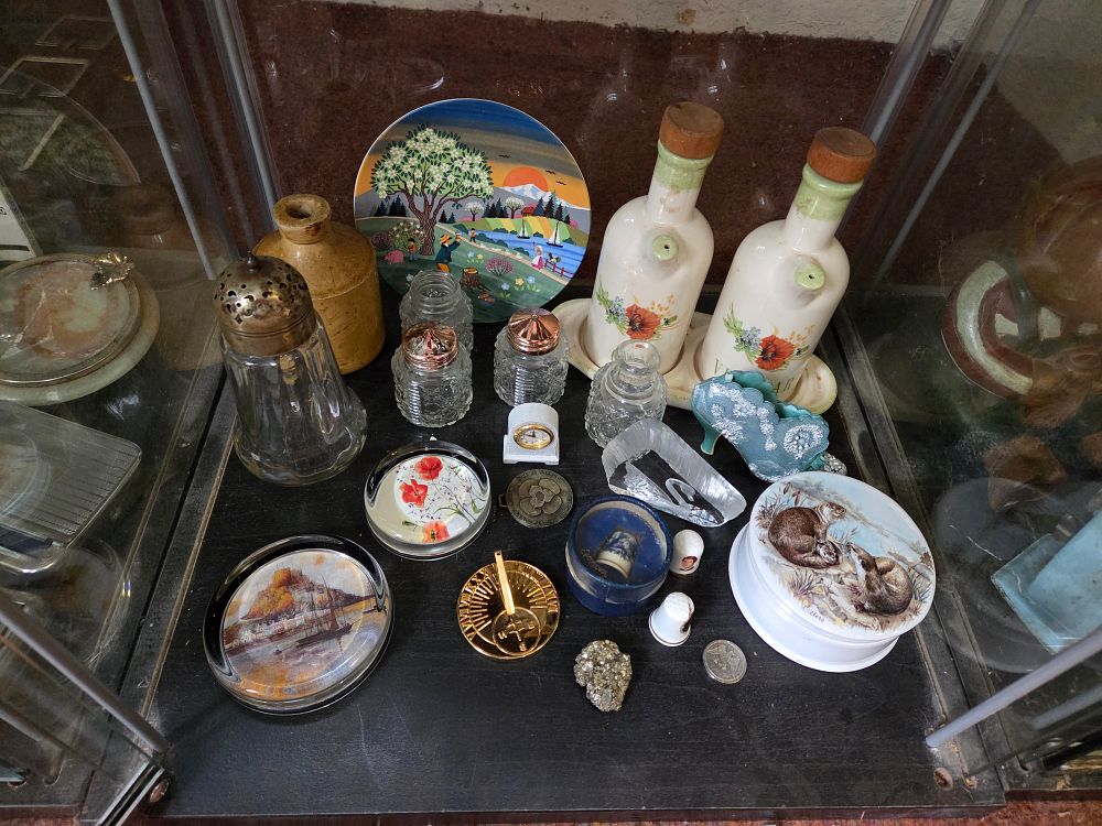 Lot 615 – A Selection of Miscellaneous Decorative Items and Collectables Including an Ellers Trinket Box