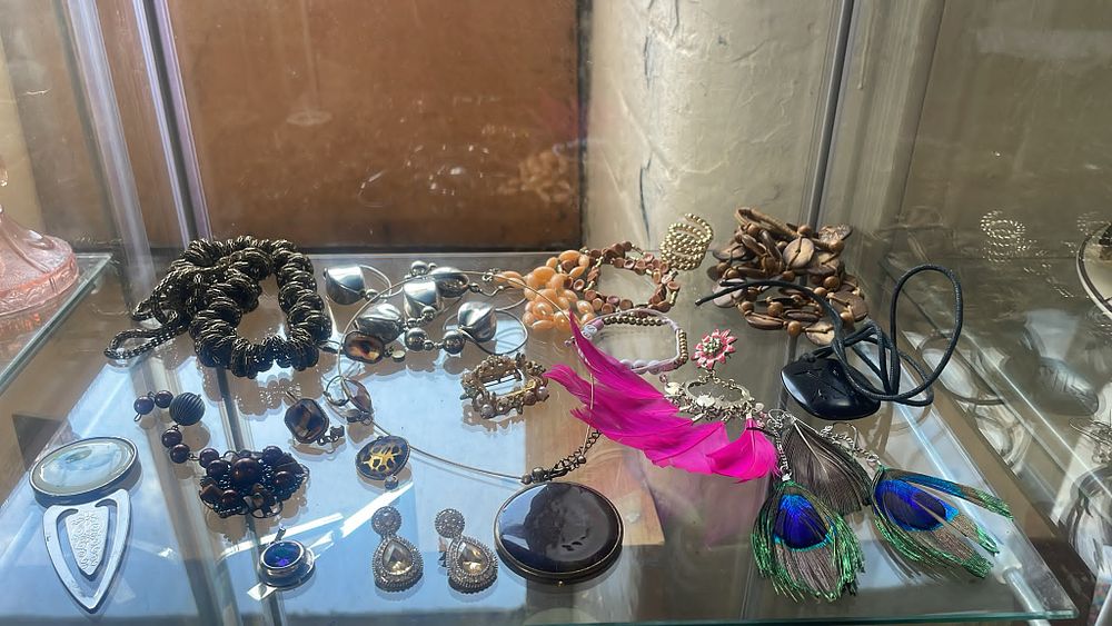 Lot 616 – A Selection of Miscellaneous Costume Jewellery Including Peacock Feather Earrings and Wooden Disc Necklace