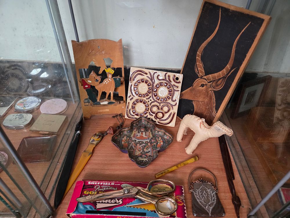 Lot 619 – A Selection of Vintage Decorative Items and Collectables Including Sheffield Madame Pompadour Golden Pinkers
