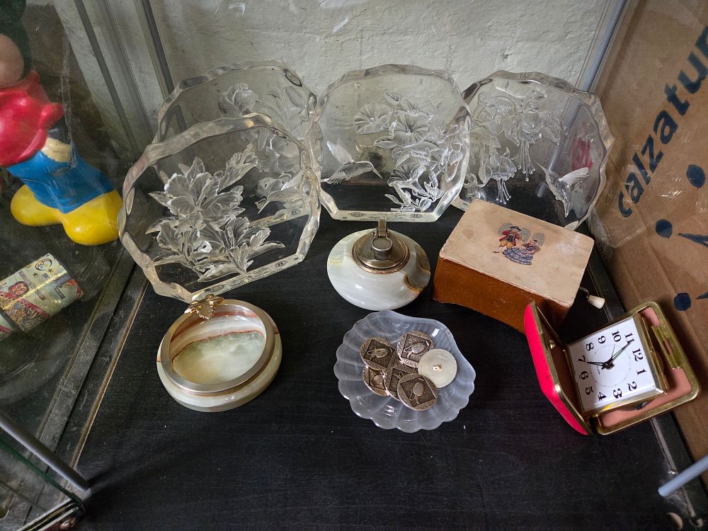 Lot 627 – A Selection of Decorative Collectables Including Faceted Glass Plaques and Onyx Tableware