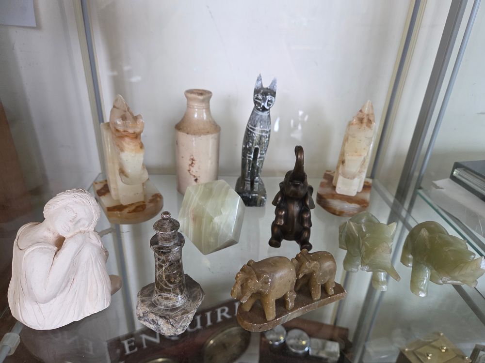 Lot 628 – A Selection of Miscellaneous Stone Ceramic and Metal Decorative Collectables Including Alabaster and Onyx