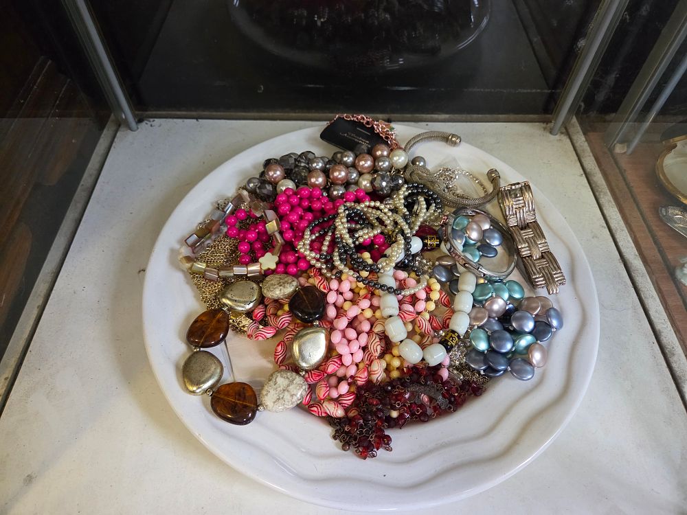 Lot 631 – A Collection of Costume Jewellery Including Simulated Pearls and Beaded Necklaces