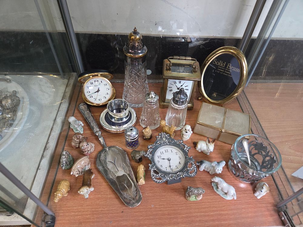 Lot 635 – A Selection of Miscellaneous Clocks, Decorative Metalware, and Ceramic Figurines Including Euro