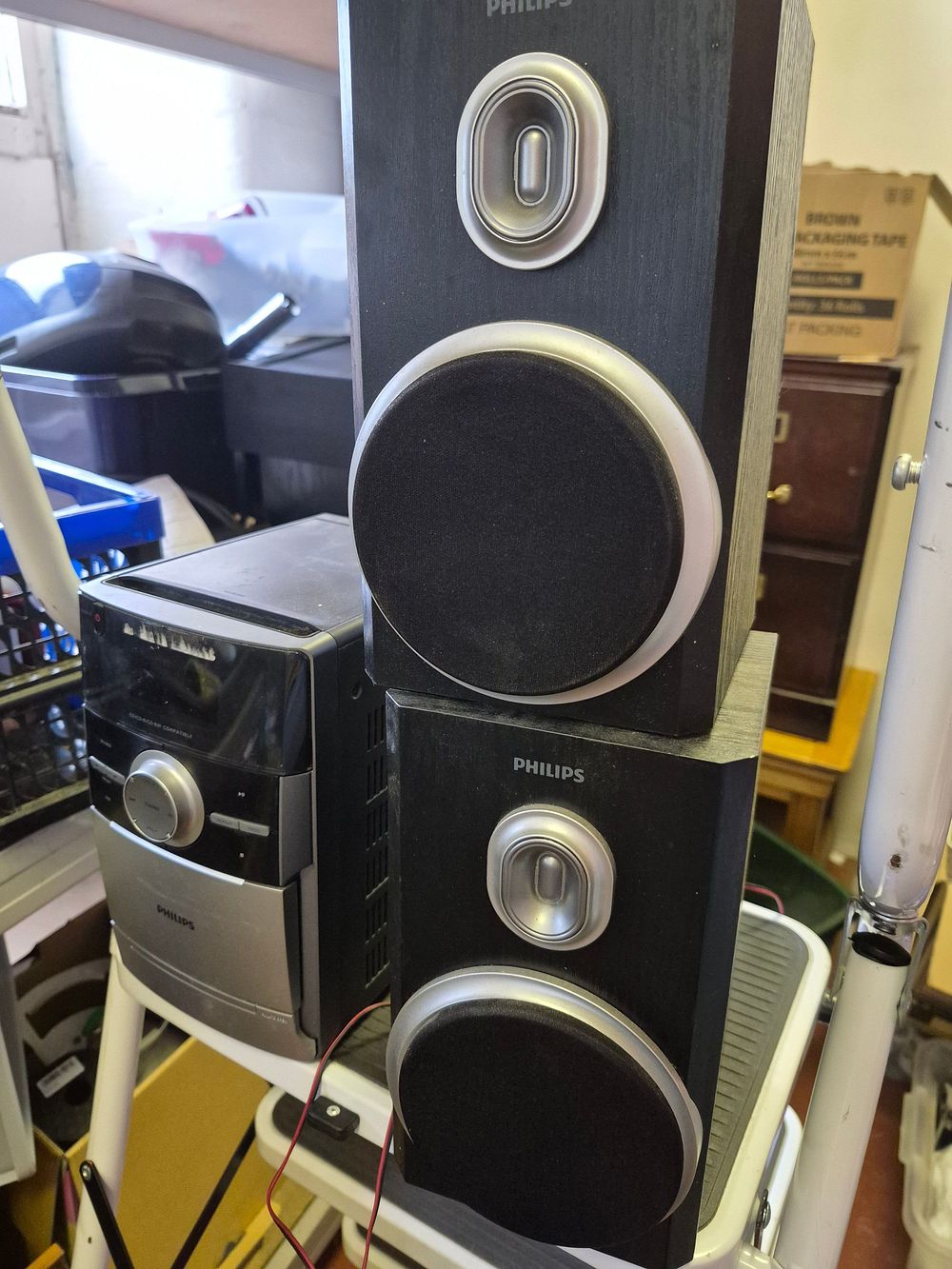Lot 206 – Philips Micro Sound System Including MC147 Main Unit and Matching Bookshelf Speakers powers on