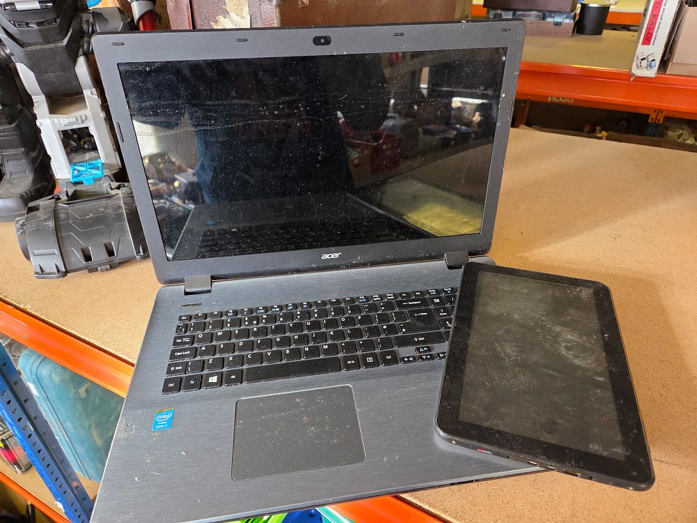 Lot 253 – A Selection of Portable Electronics Including Acer Aspire Laptop and Tablet