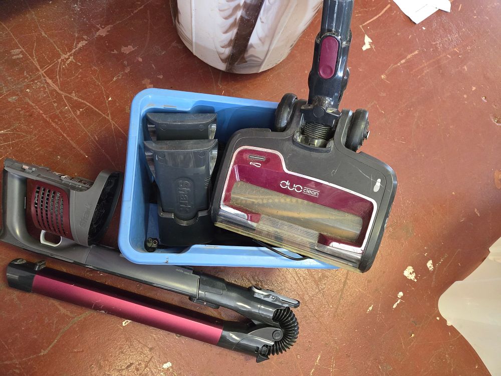 Lot 275 – Shark Cordless Vacuum Including DuoClean Floor Nozzle powers on
