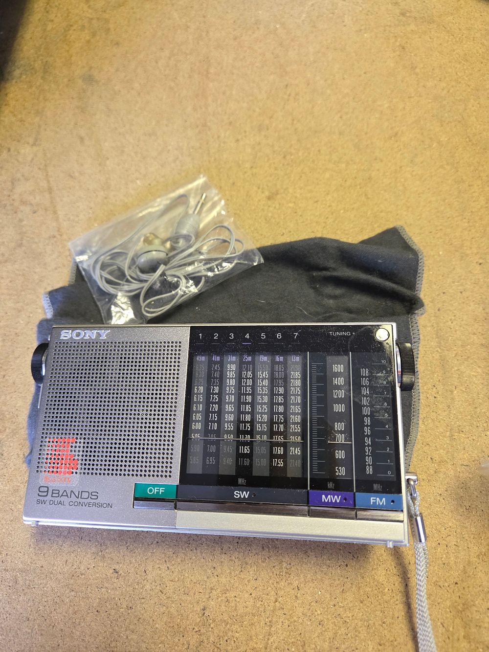 Lot 290 – Sony ICF-SW20 9 Band FM MW SW Portable Radio
