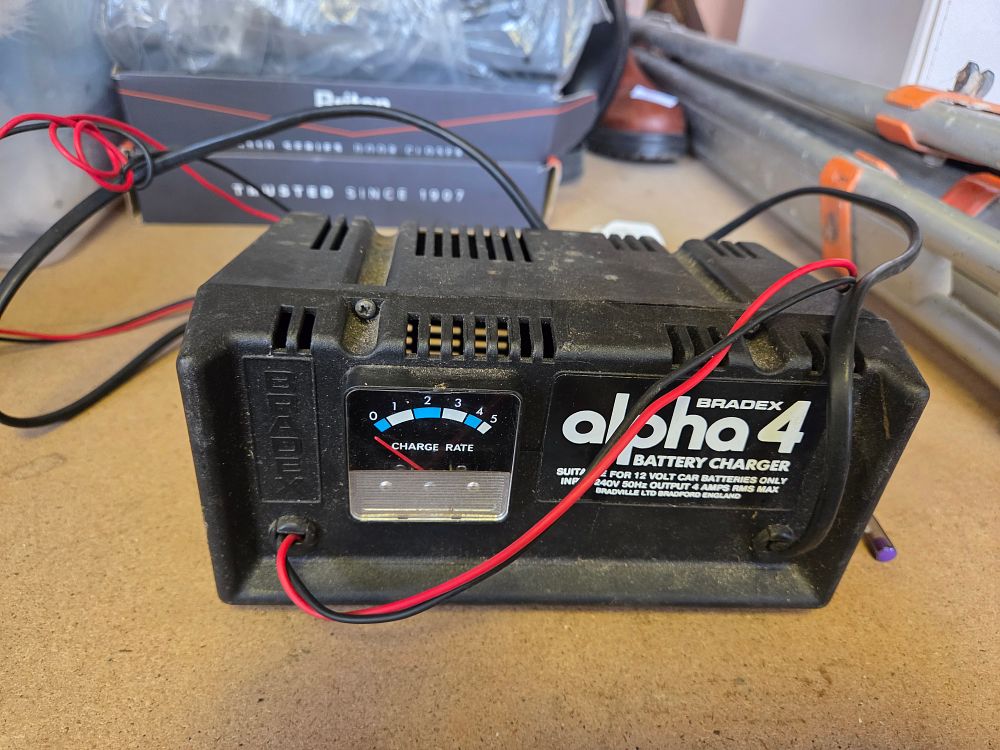 Lot 318 – Bradex Alpha 4 12 Volt Battery Charger