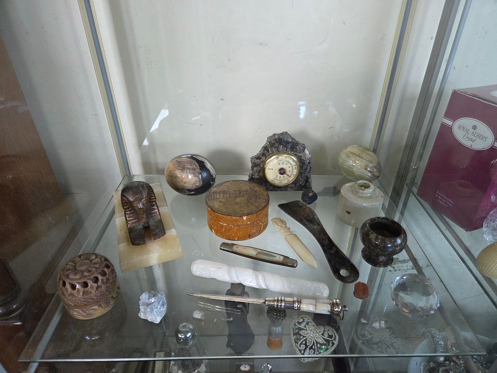 Lot 601 – A Collection of Desk Accessories and Mineral Specimens