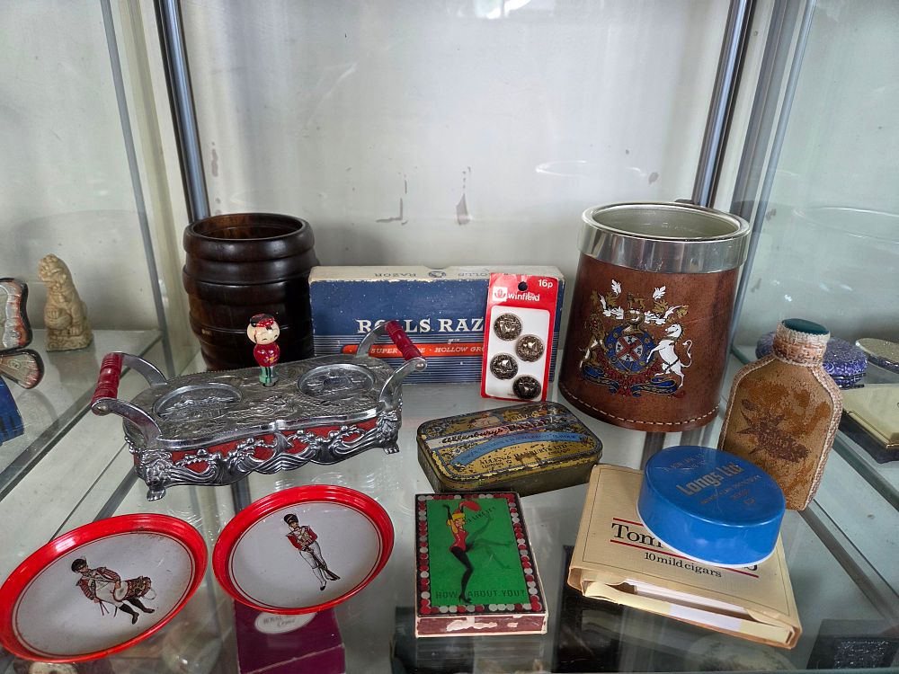 Lot 603 – A Selection of Miscellaneous Vintage Collectables Including Rolls Razor and Winfield