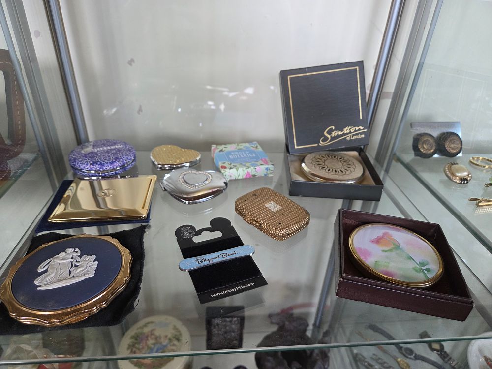 Lot 607 – A Selection of Vintage Vanity Accessories and Jewellery Including Stratton and Disney Blizzard Beach