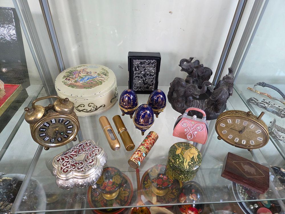 Lot 608 – A Collection of Miscellaneous Decorative Items and Collectables Including Two Vintage Alarm Clocks