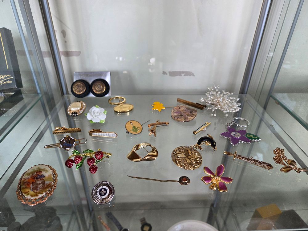 Lot 611 – A Selection of Vintage Costume Jewellery