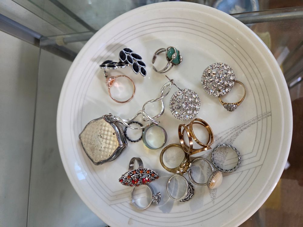 Lot 612 – A Collection of Fashion Jewellery and Collectable Accessories including Stratton