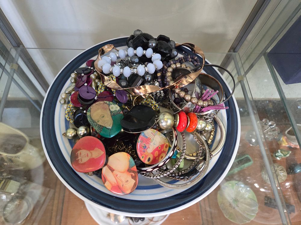 Lot 614 – A Collection of Costume Jewellery Including Portrait Pendants and Bangles