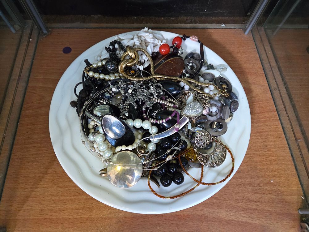 Lot 615 – A Collection of Miscellaneous Costume Jewellery Including Faux Pearls and Filigree Pendants