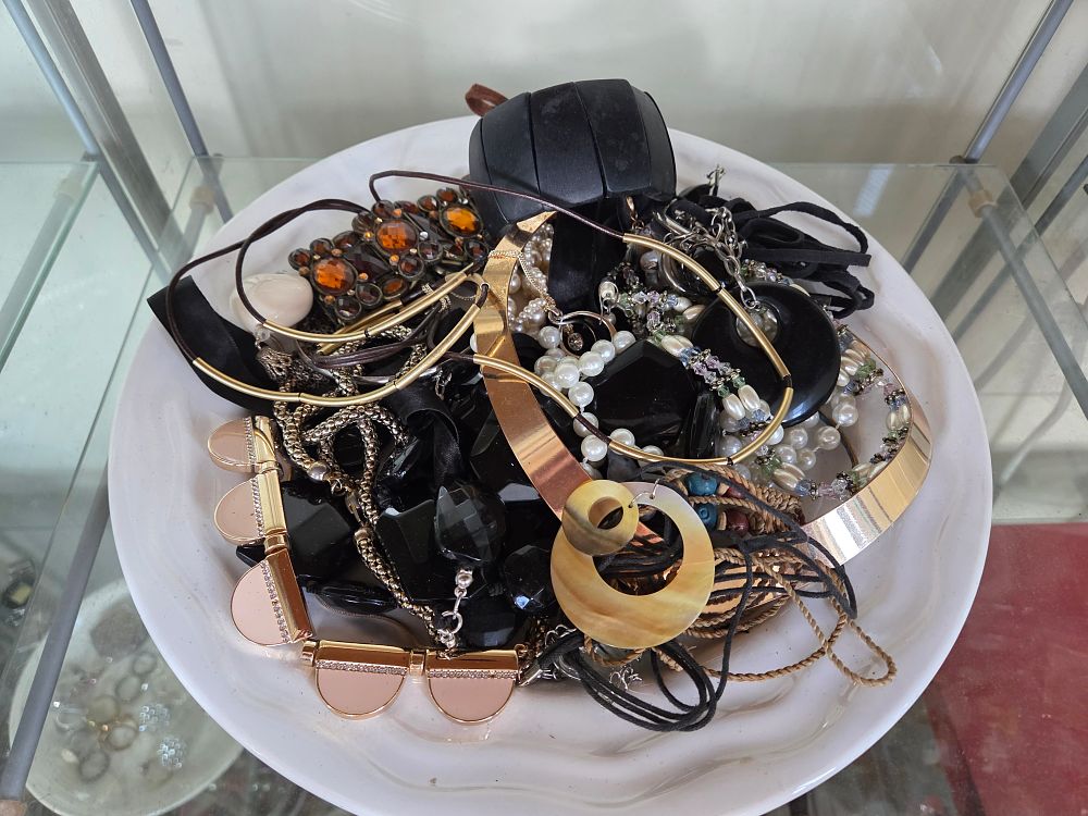 Lot 616 – A Collection of Fashion and Costume Jewellery Including a Shell Pendant and Rose Gold Tone Collar