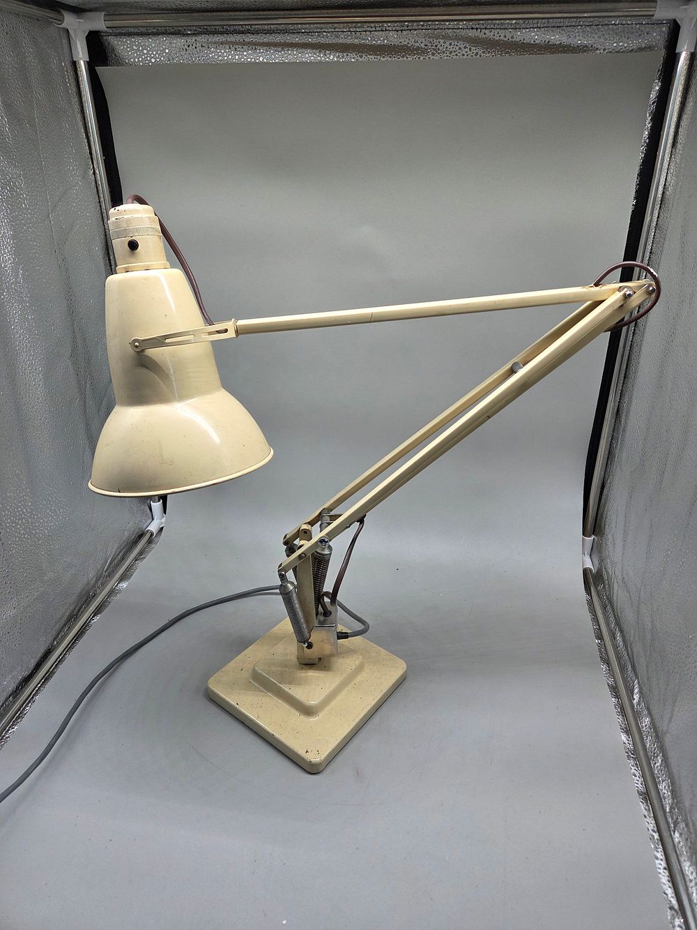 Lot 215 – Herbert Terry & Sons Ltd Anglepoise Model 90 Articulated Desk Lamp