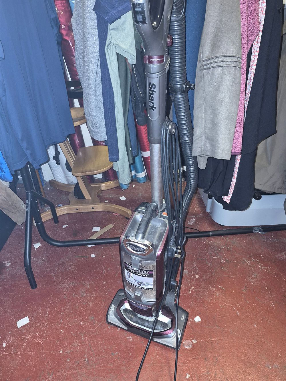 Lot 353 – Shark Powered Lift-Away Upright Vacuum Cleaner