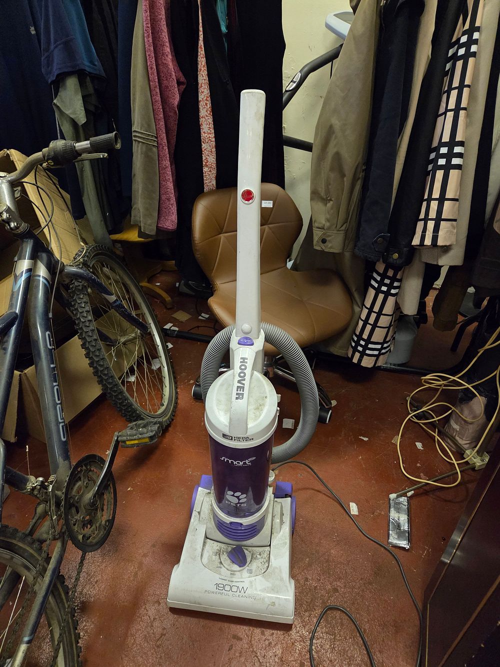Lot 238 – Hoover Smart Pets 1900W Bagless Upright Vacuum Cleaner powers on
