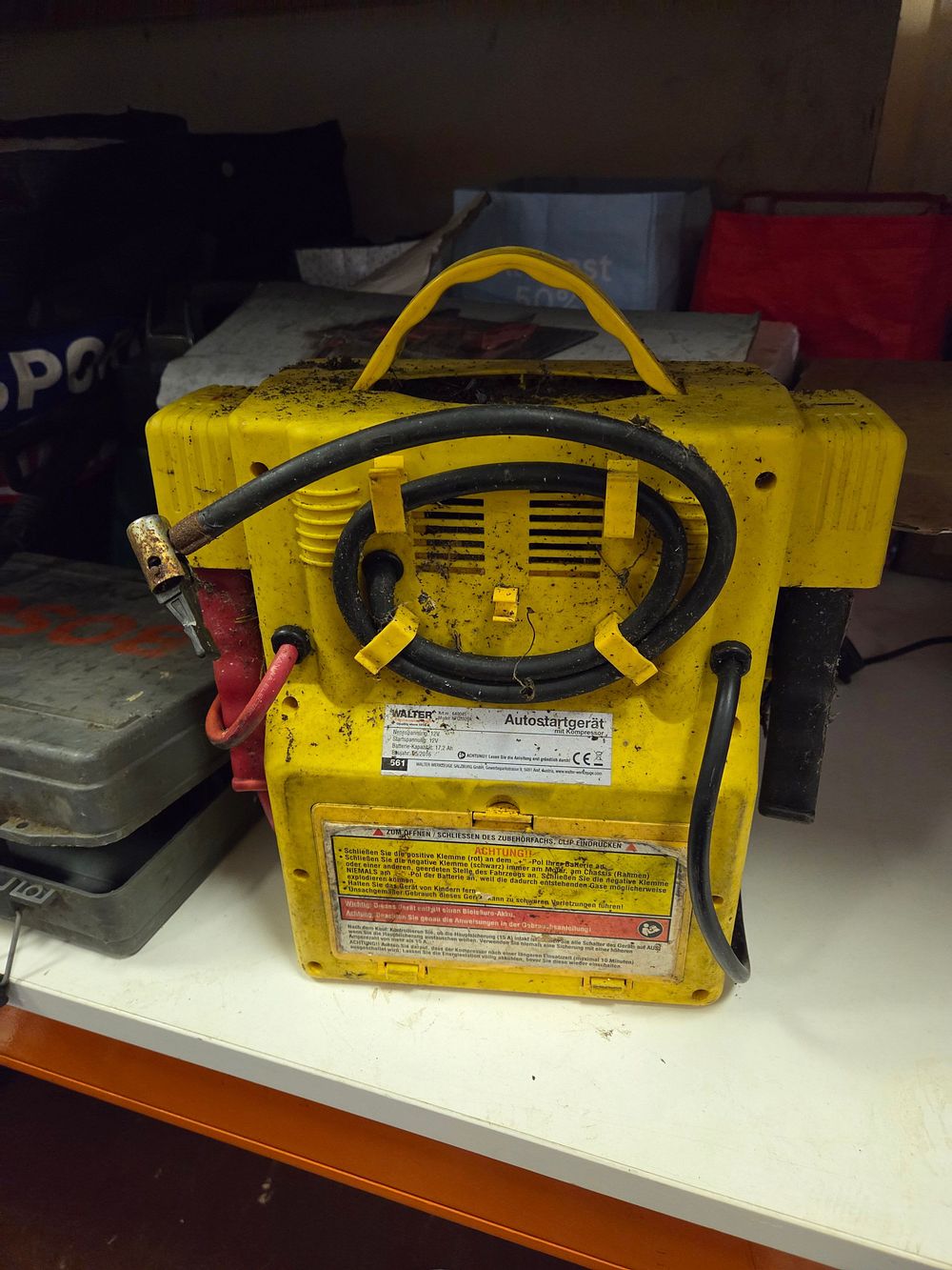Lot 250 – Walter 561 Autostartgerät 12V Portable Jump Starter and Air Compressor