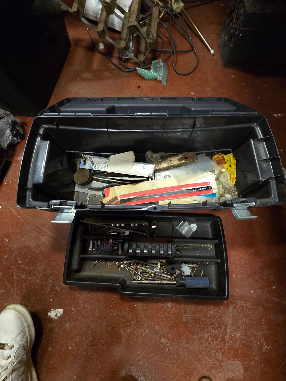Lot 254 – B&Q Plastic Tool Box and Contents including Junior Hacksaw and Screwdriver
