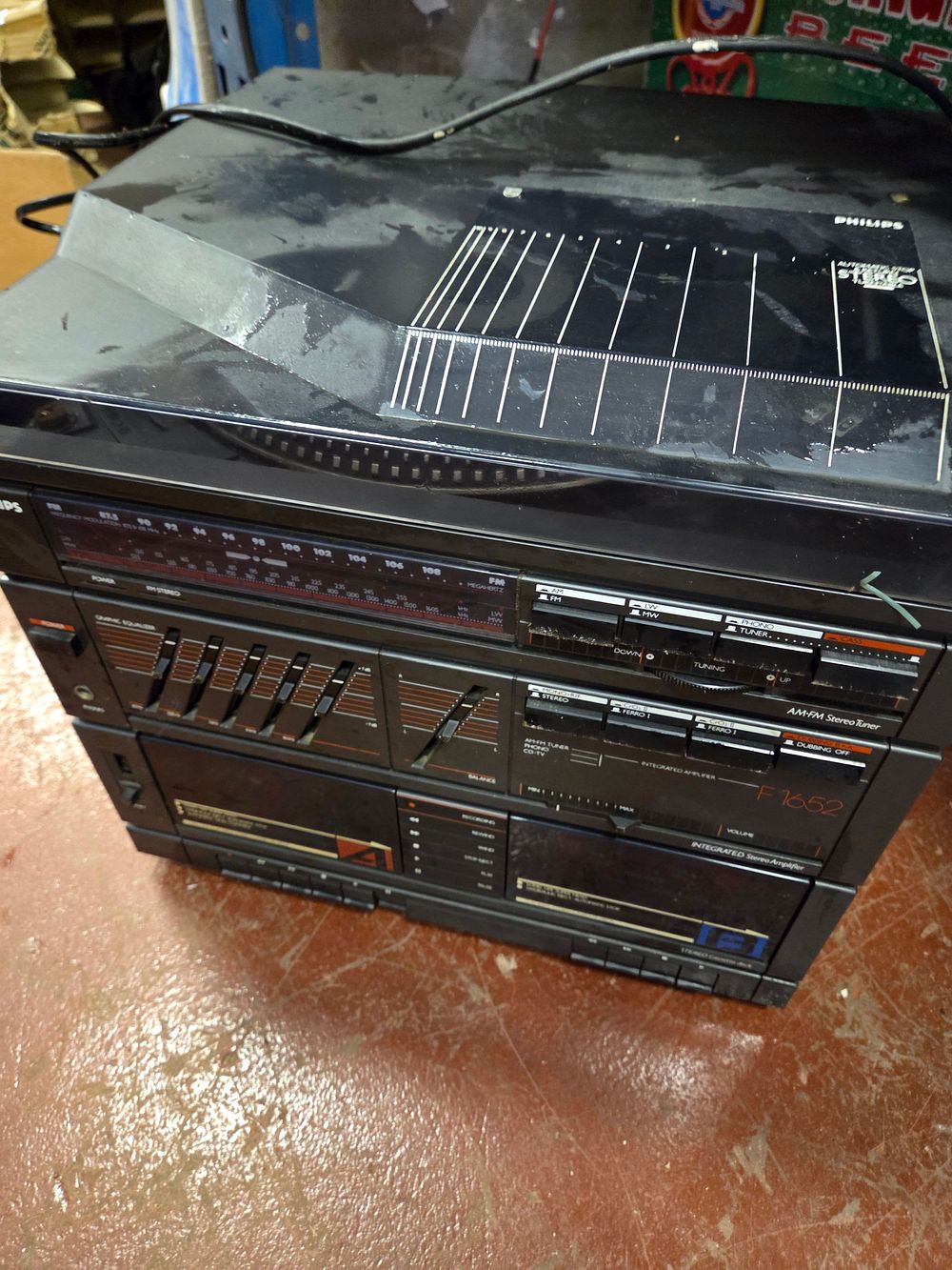 Lot 309 – Philips F1652 Integrated Stereo System powers on