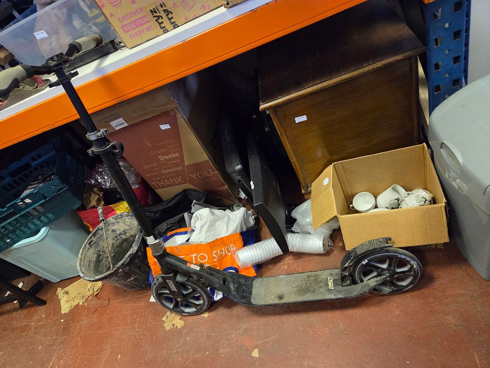 Lot 351 – Frenzy 250 Folding Kick Scooter