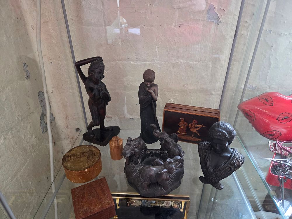 Lot 601 – An Assortment of Decorative Figural Sculptures, Wooden Boxes, and Tableware