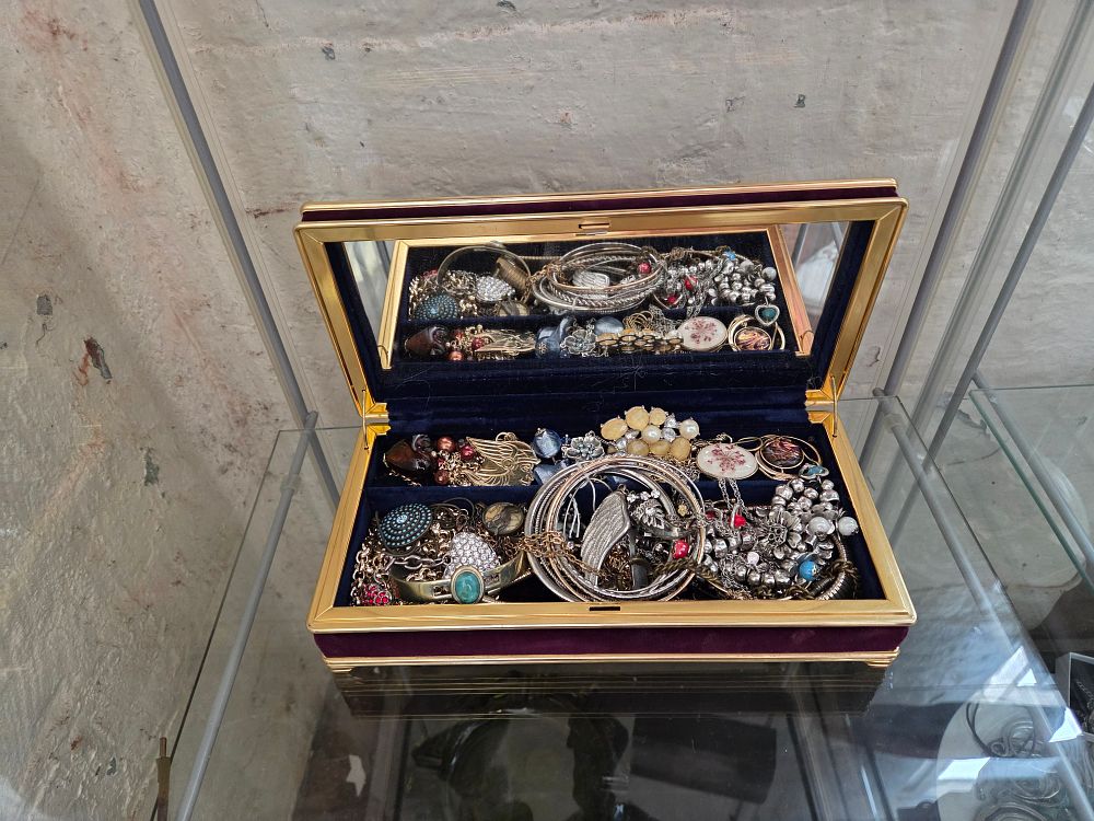 Lot 602 – A Collection of Costume Jewellery in a Gilt Metal and Velvet Casket