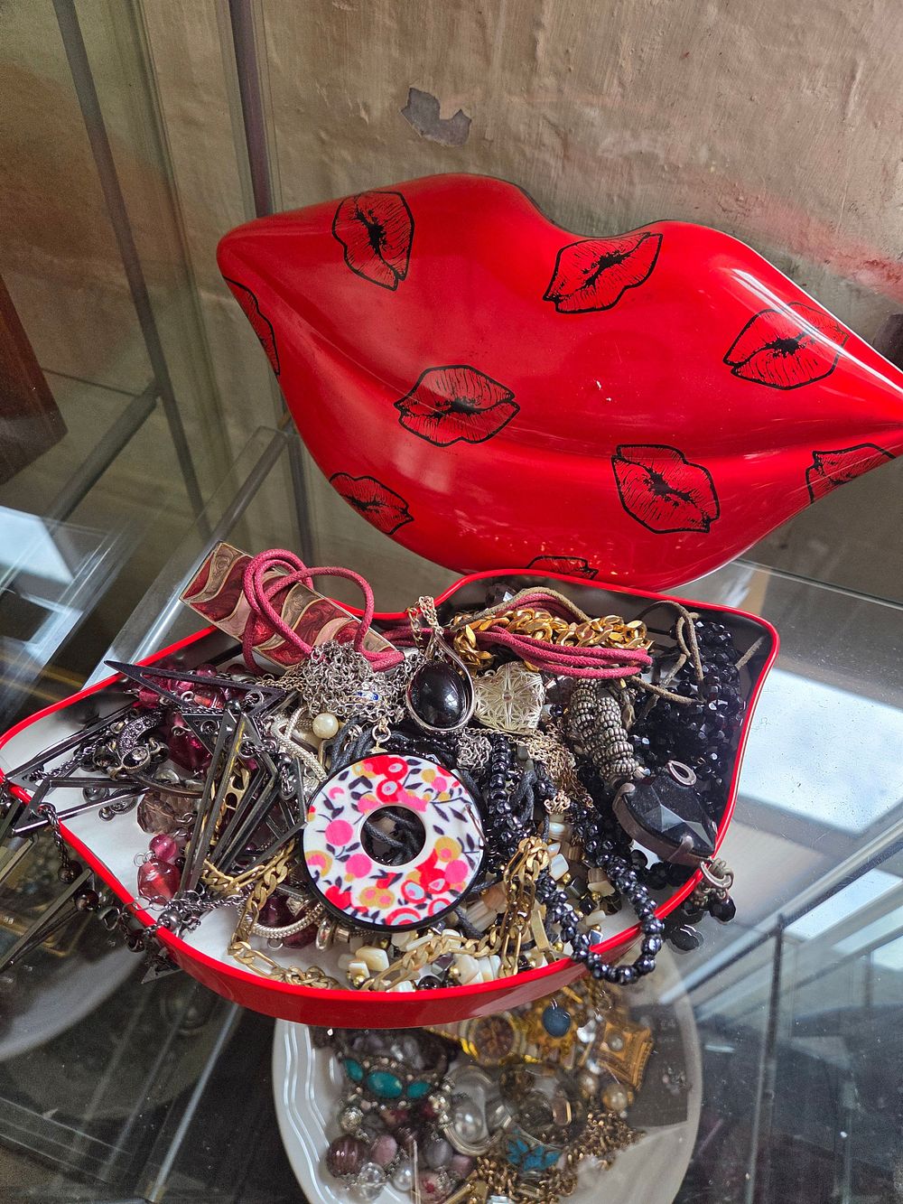 Lot 605 – A Collection of Costume Jewellery and Fashion Accessories in Novelty Lip-Shaped Storage Tin
