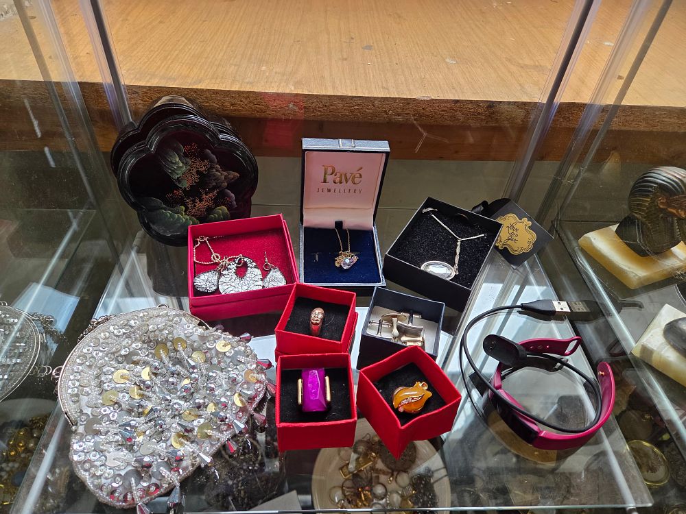 Lot 607 – An Assortment of Pave Jewellery and Fashion Accessories
