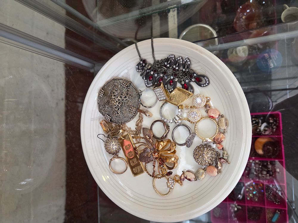 Lot 608 – A Collection of Vintage and Contemporary Costume Jewellery including a 1977 Silver Jubilee Commemorative Pendant