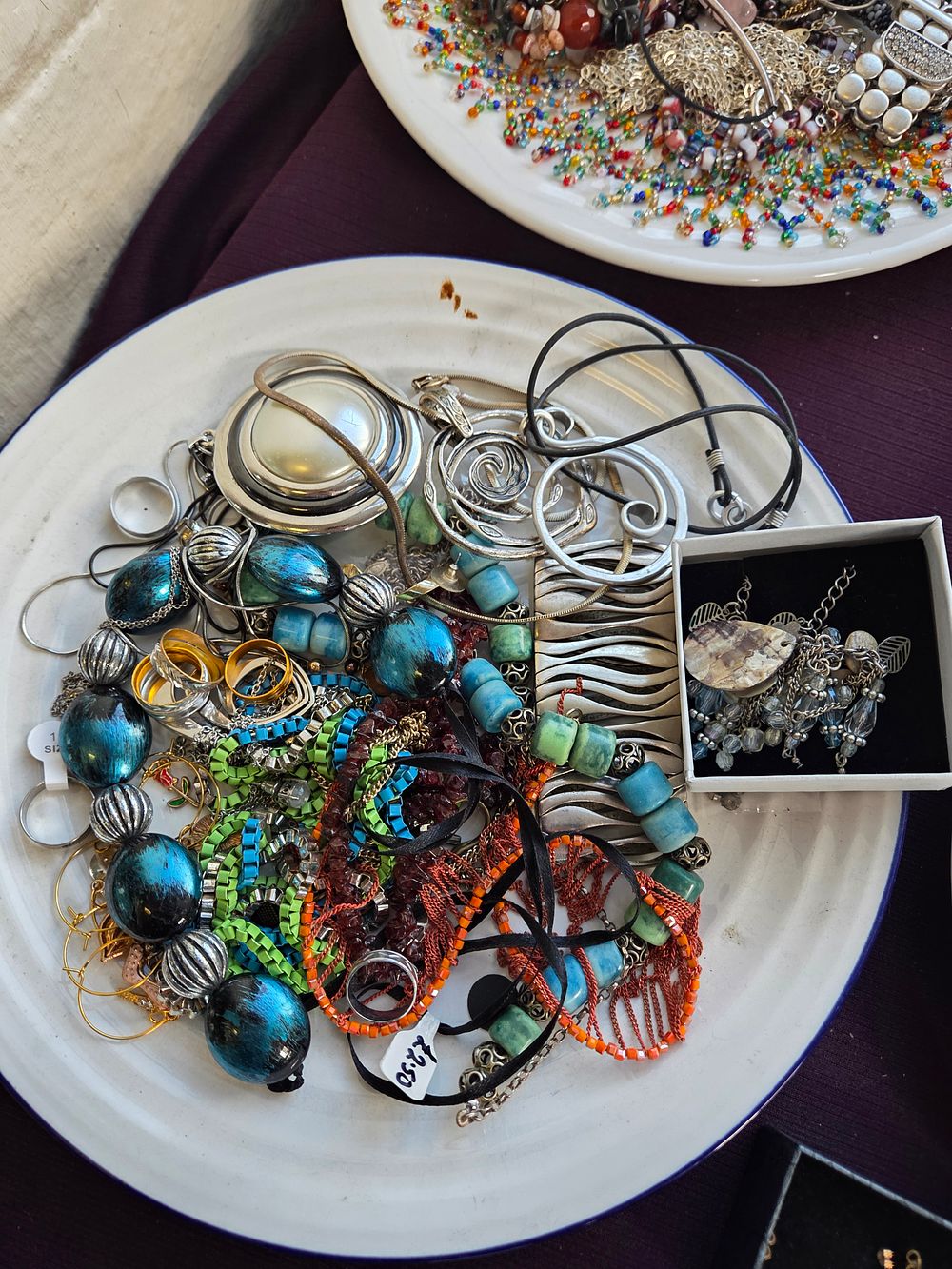 Lot 613 – A Collection of Costume Jewellery Including Foil Glass Beads and a Boxed Pendant