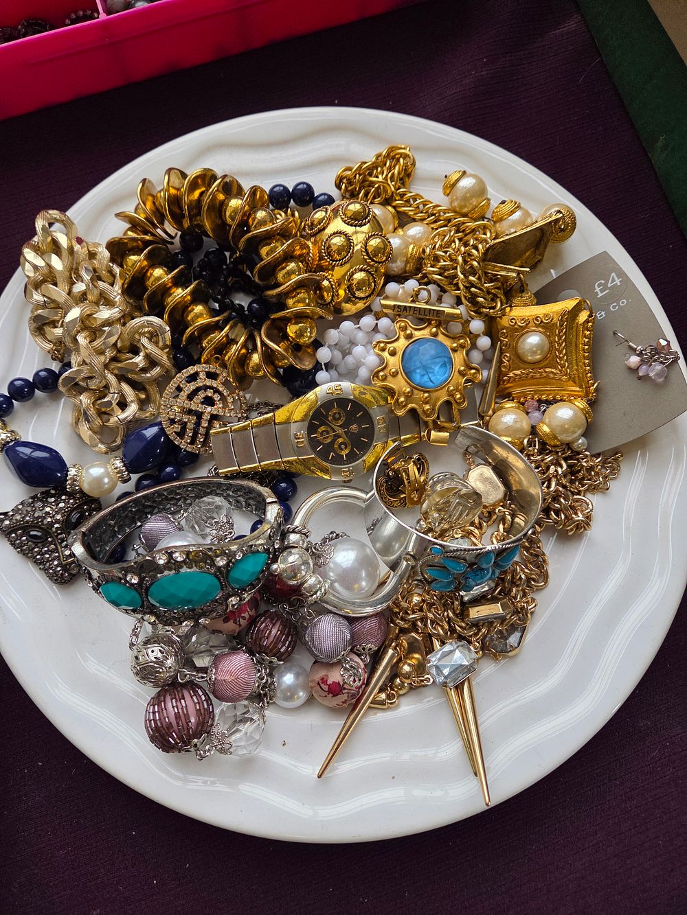 Lot 614 – An Assortment of Costume Jewellery and Fashion Accessories