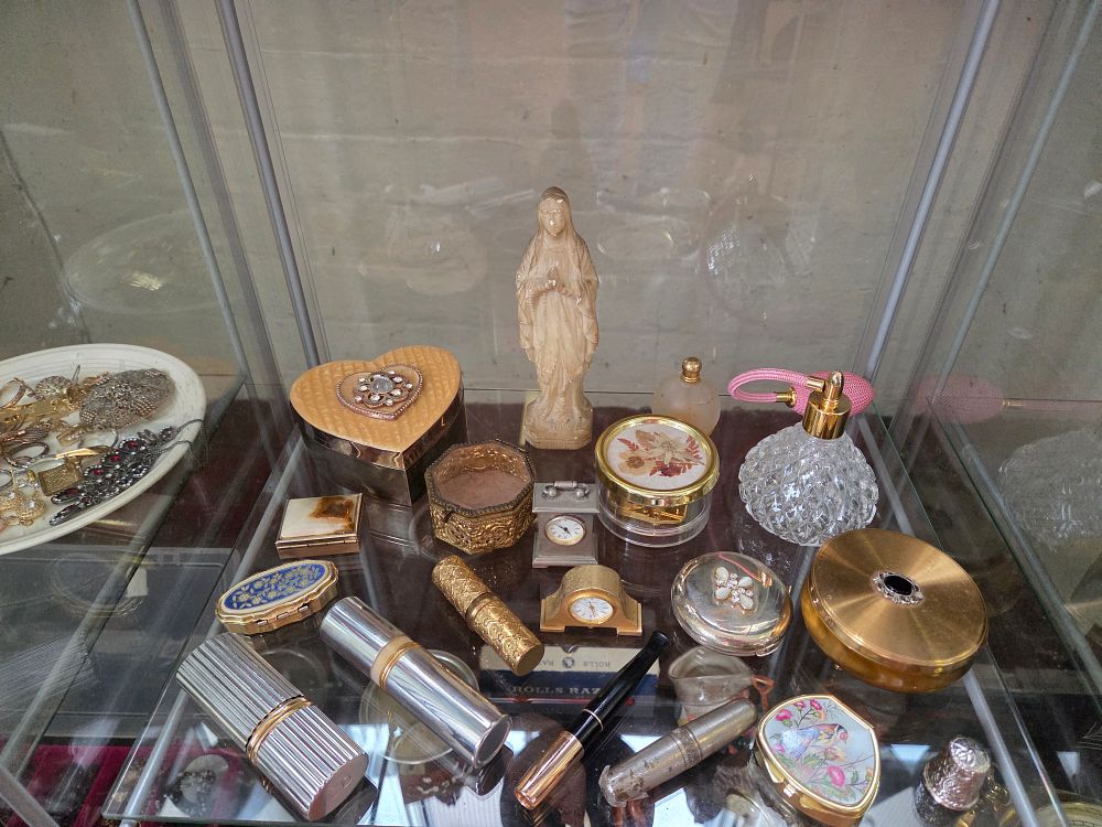 Lot 619 – An Assortment of Vintage Vanity Accessories and Costume Jewellery