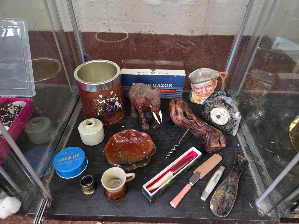 Lot 620 – A Collection of Vintage Vanity and Desk Accessories including Rolls Razor