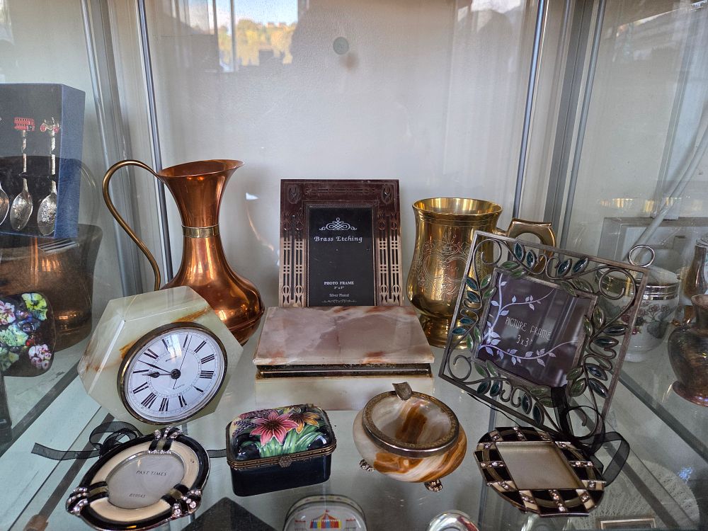 Lot 626 – A Collection of Metalware and Onyx Decorative Items including Past Times miniature frame