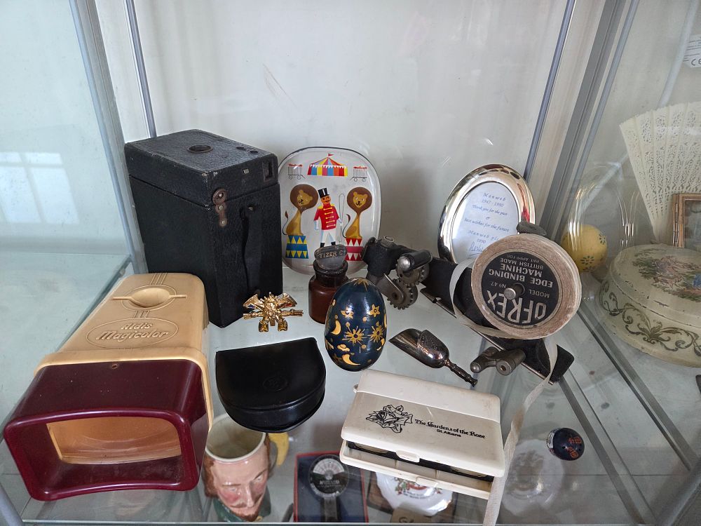 Lot 627 – A Collection of Vintage Items Including Aldis Magicolor Slide Viewer
