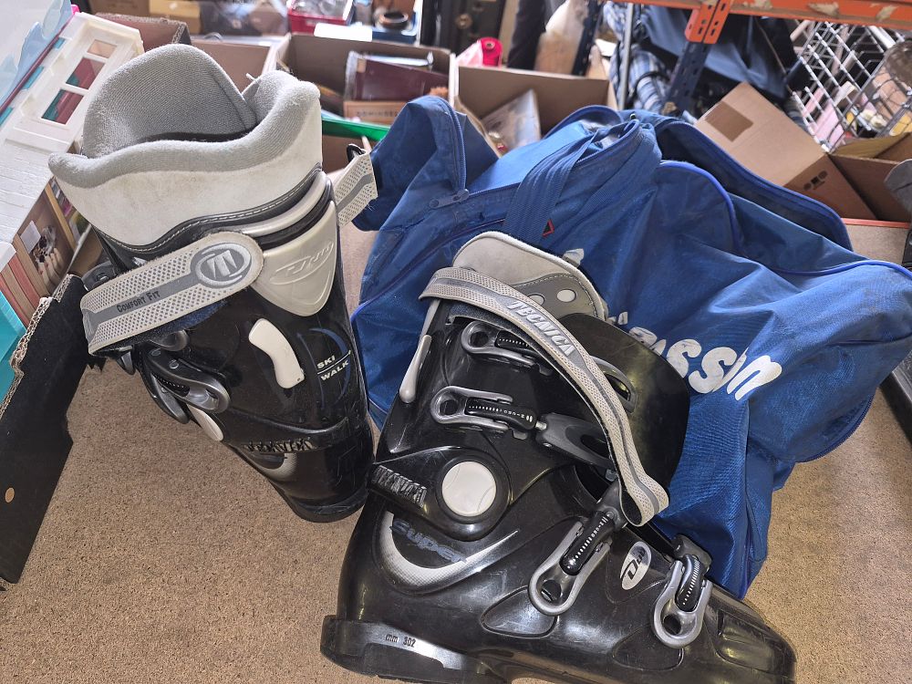 Lot 49 – A Pair of Tecnica Super Downhill Ski Boots with carry bag