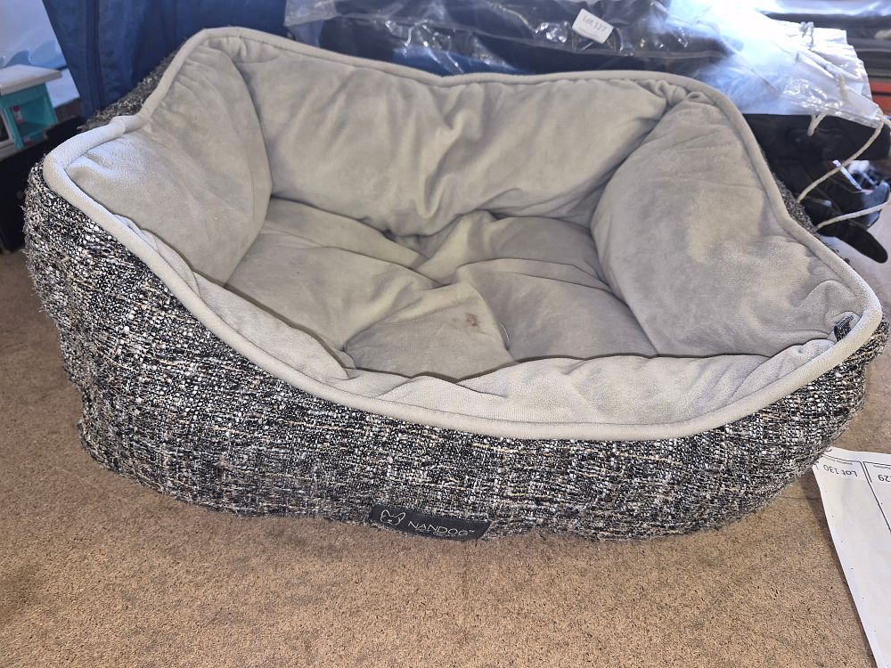 Lot 51 – Nandog Pet Gear Two-Tone Slubs Reversible Pet Bed