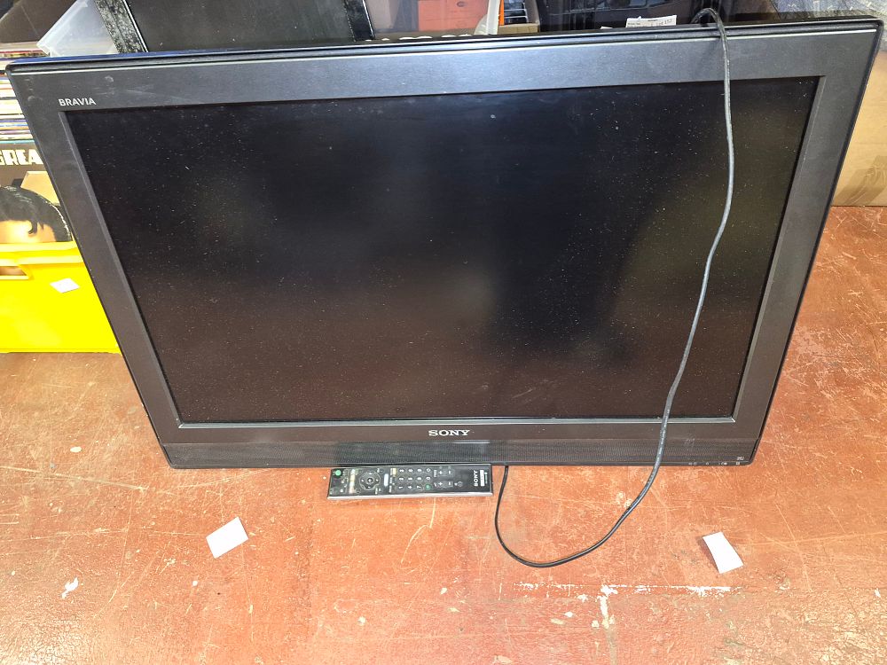 Lot 65 – Sony Bravia KDL-32U3000 LCD Colour TV powers on with remote